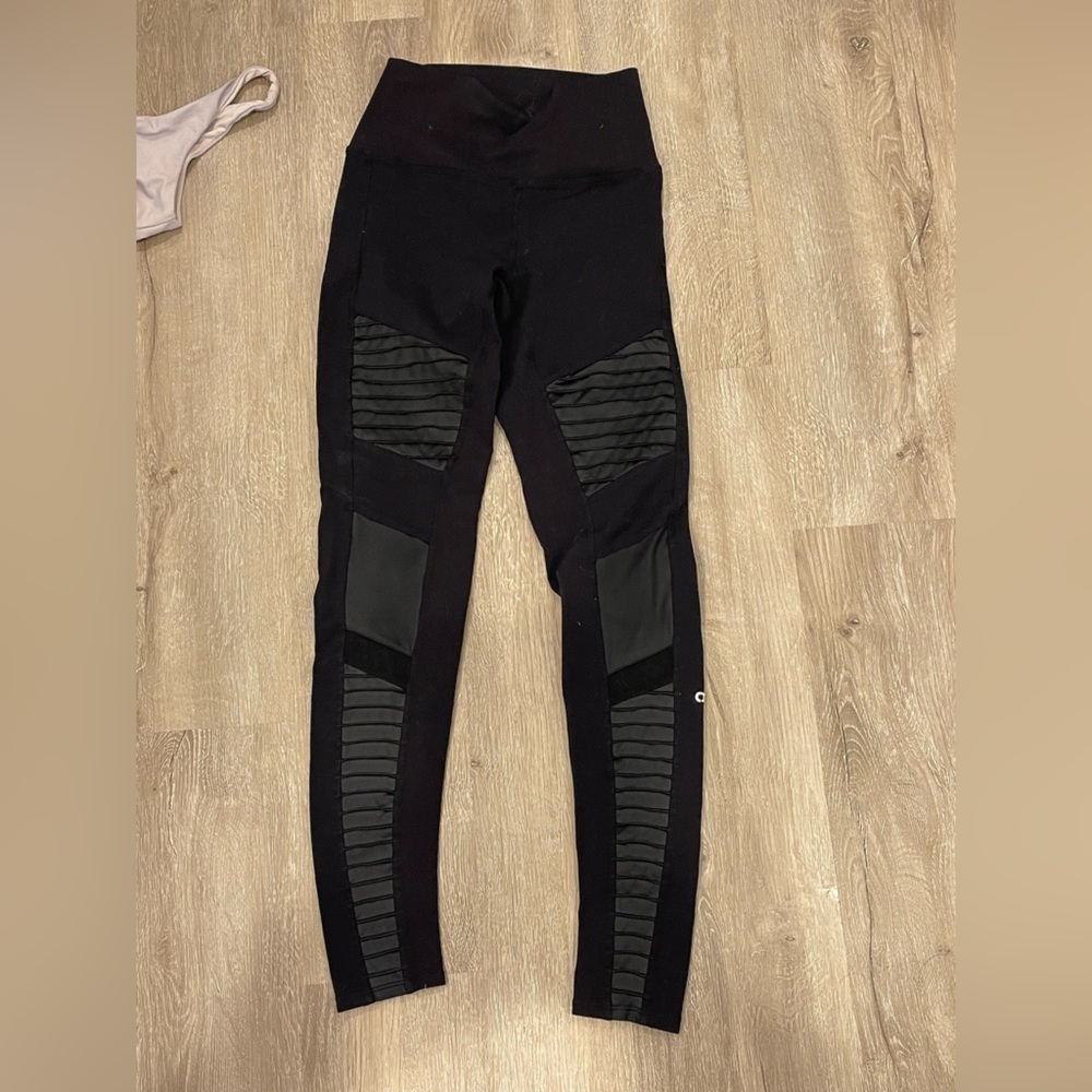 Alo 7/8 High Waist Moto Leggings & Peak Sports Bra Set - Picture 11 of 11